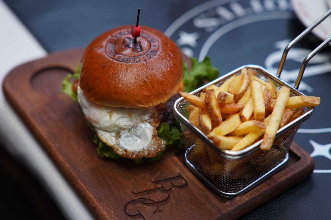 Hamburger BDG et frites maison servis sur planche