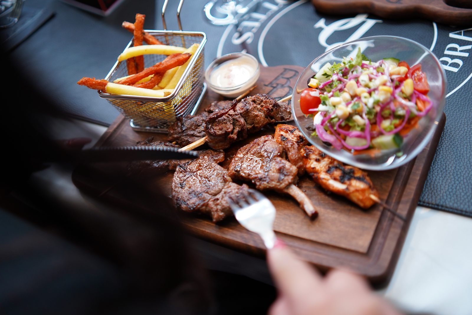 Pièce de viande grillée au charbon de bois avec accompagnements