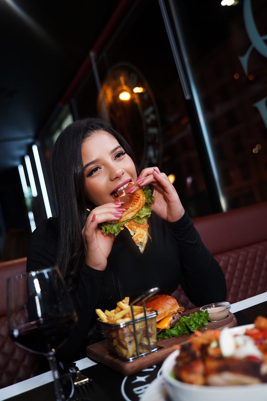 Cliente dégustant un plat gourmand
