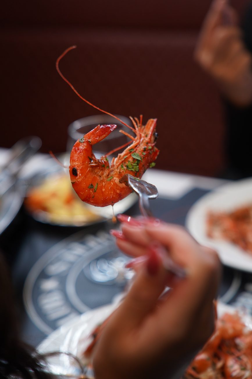 Gambas grillées dégustées à table