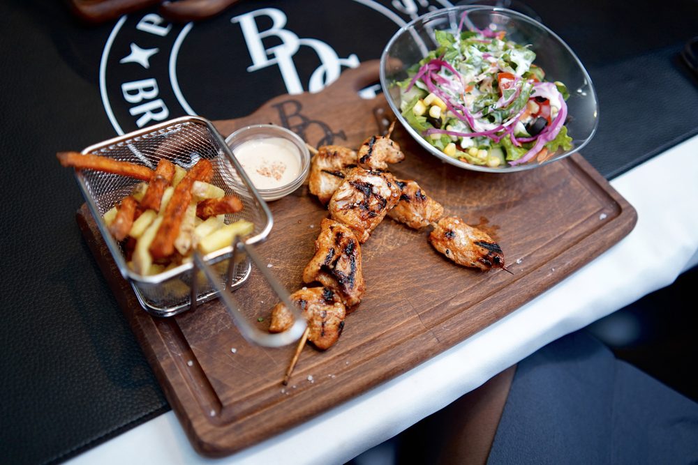 Assortiment de grillades, sauces et crudités
