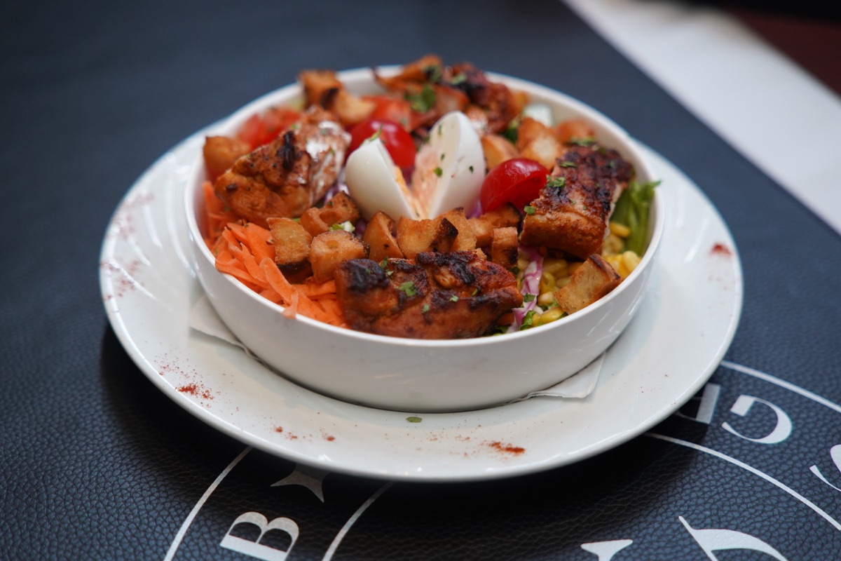 Salade de poulet grillé, œuf et crudités