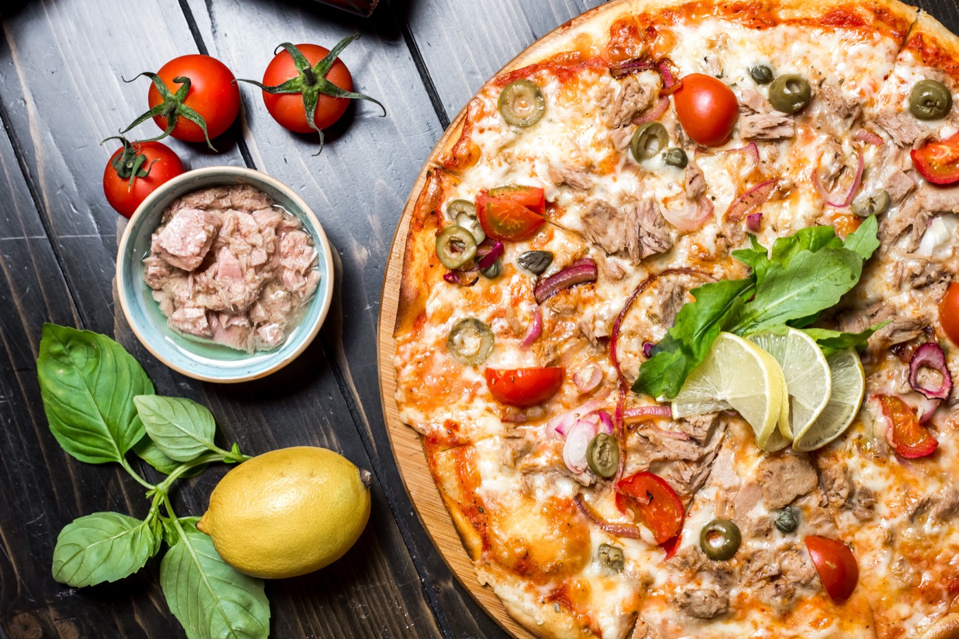 Pizza Thon — thon, oignons rouges et câpres